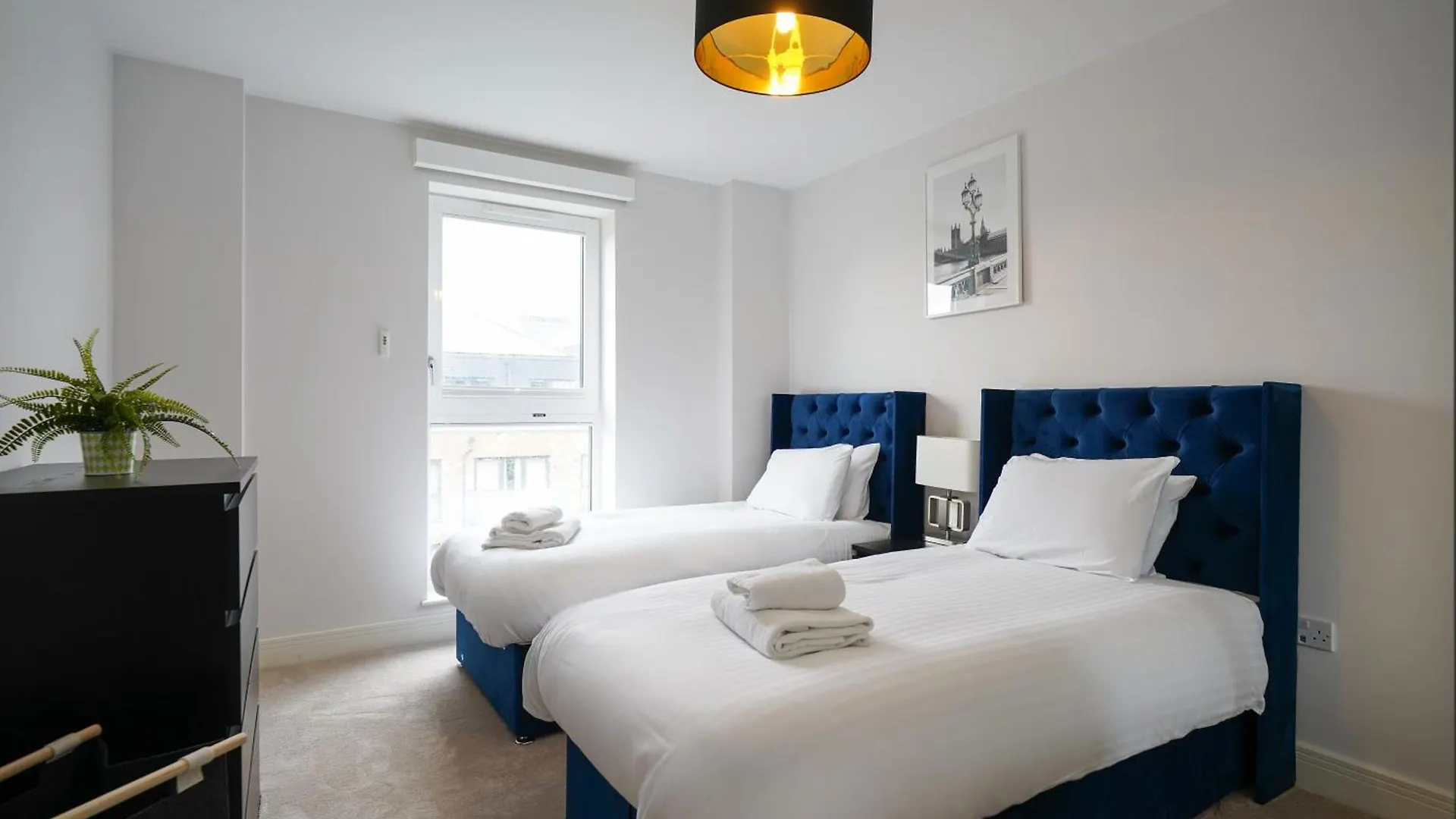 Apartment Serenity By The Water: 3 Bed 3 Bath West London - Parking