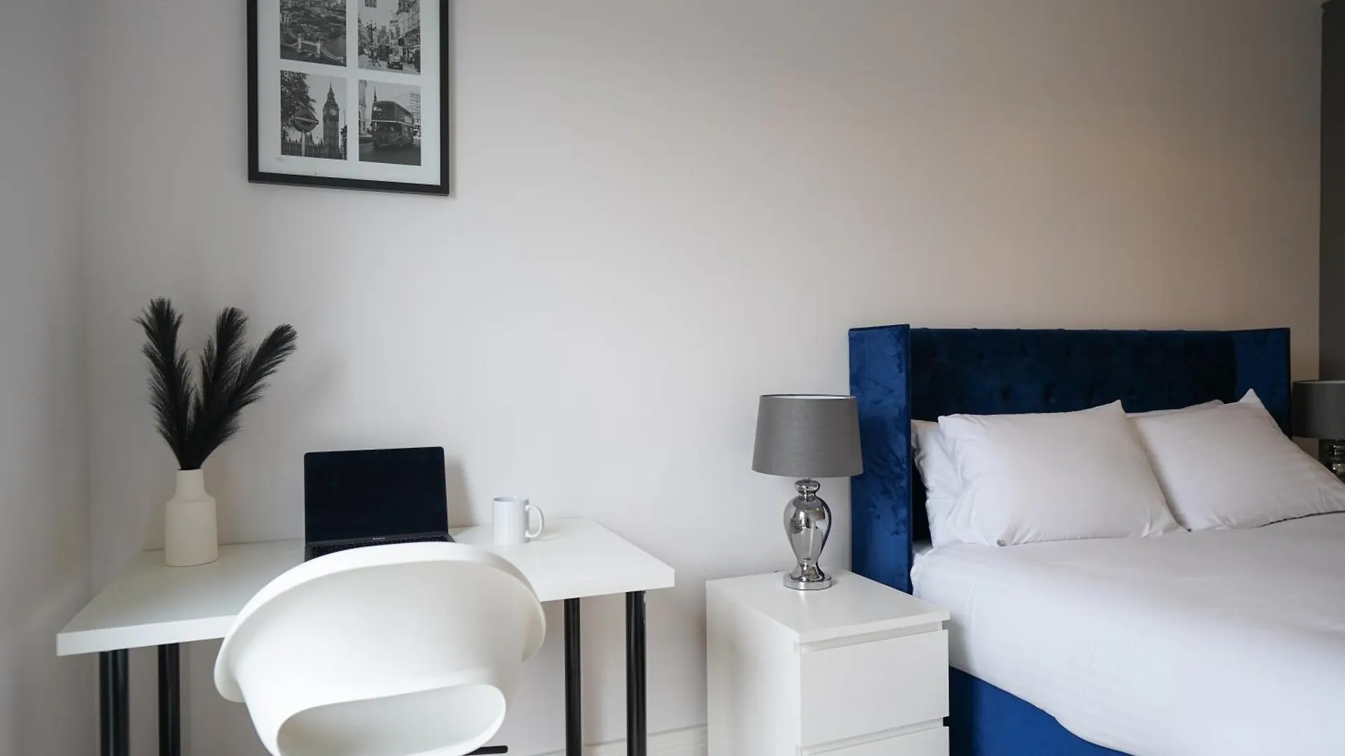 Serenity By The Water: 3 Bed 3 Bath West London - Parking Apartment