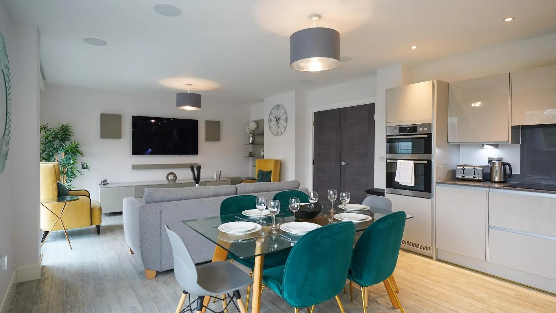 Serenity By The Water: 3 Bed 3 Bath West London - Parking Apartment