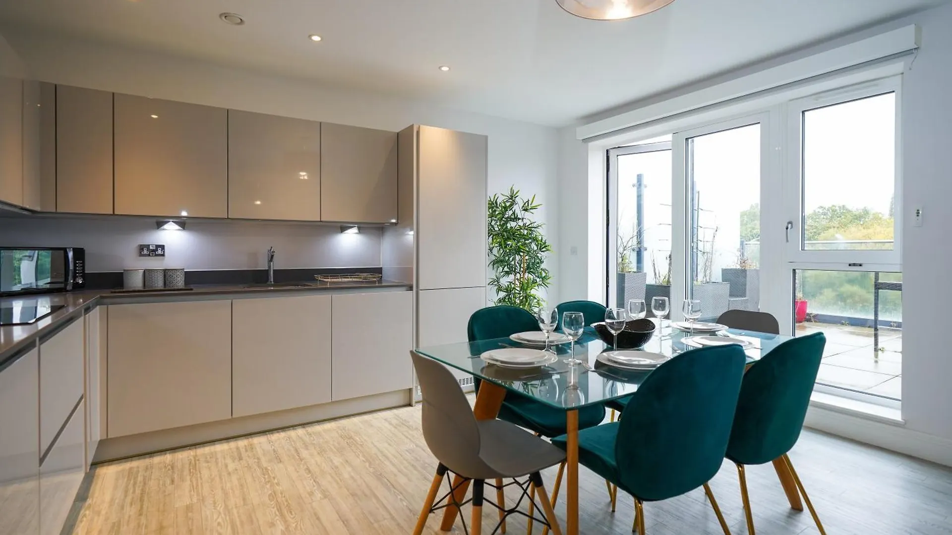 Serenity By The Water: 3 Bed 3 Bath West London - Parking 0*,  United Kingdom