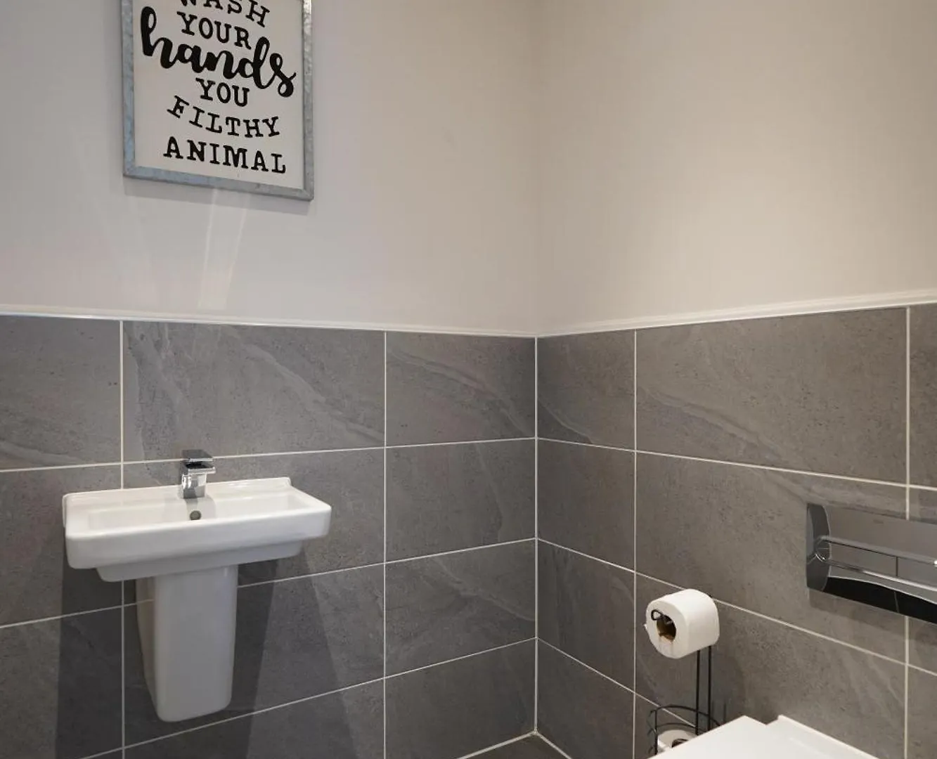 Serenity By The Water: 3 Bed 3 Bath West London - Parking