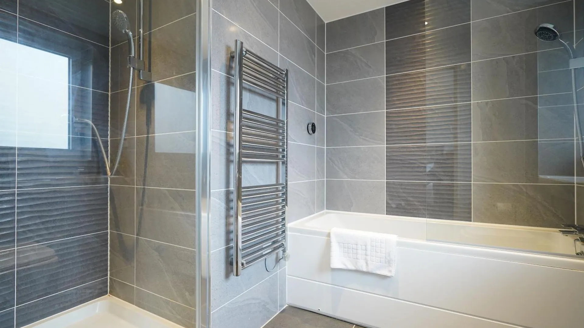 Serenity By The Water: 3 Bed 3 Bath West London - Parking 0*,