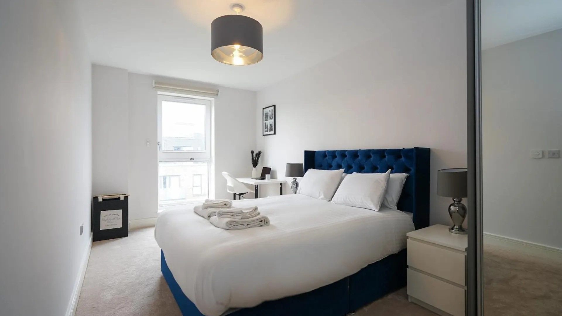 Serenity By The Water: 3 Bed 3 Bath West London - Parking United Kingdom