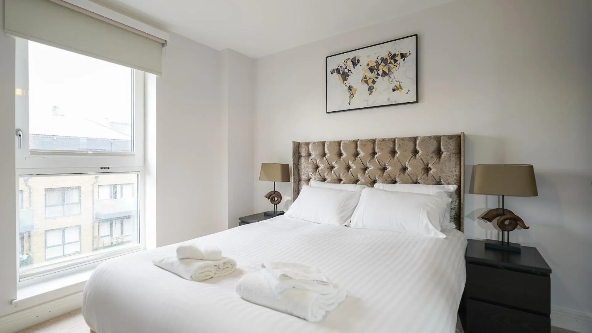 Apartment Serenity By The Water: 3 Bed 3 Bath West London - Parking