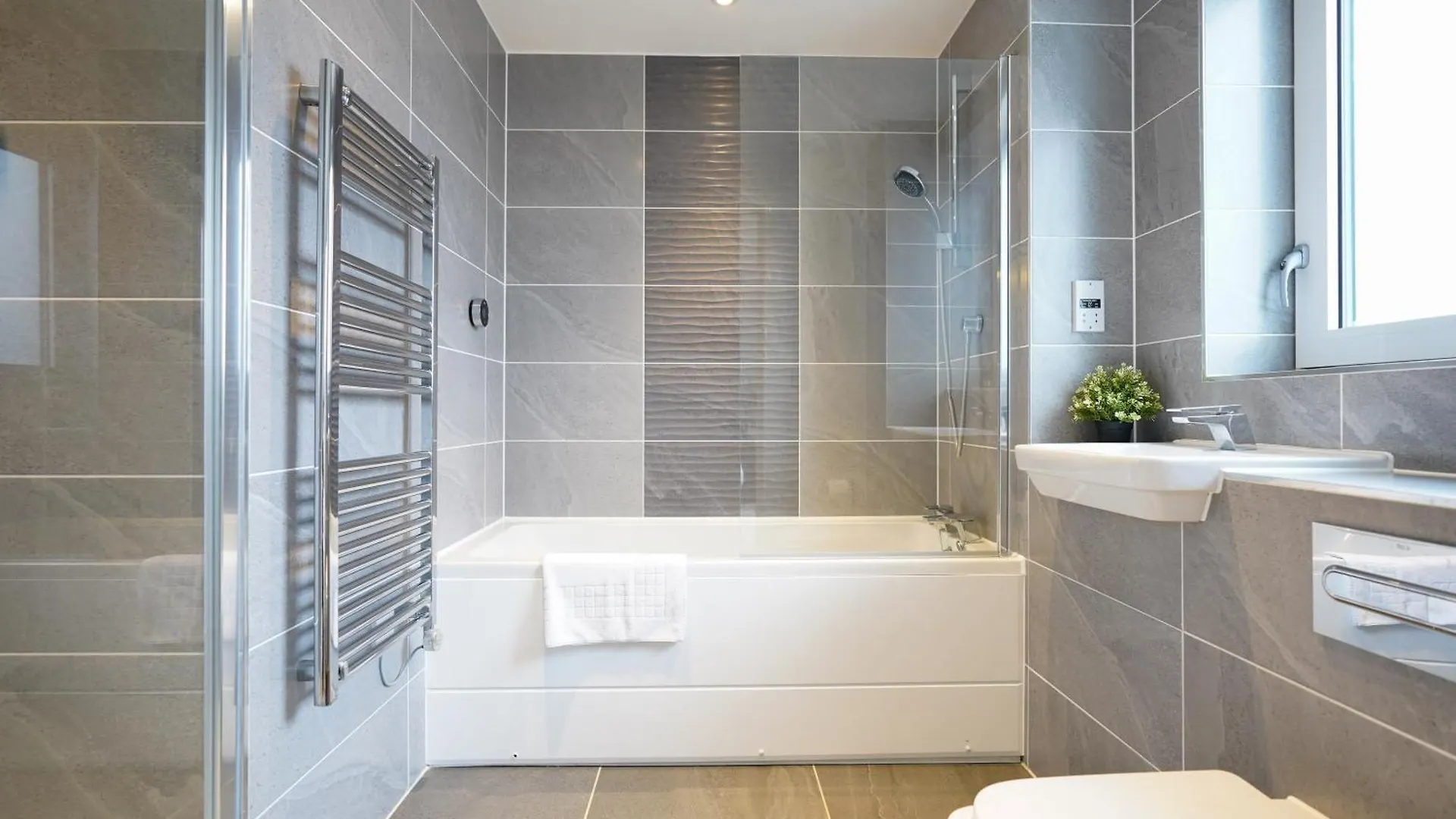 Serenity By The Water: 3 Bed 3 Bath West London - Parking Apartment