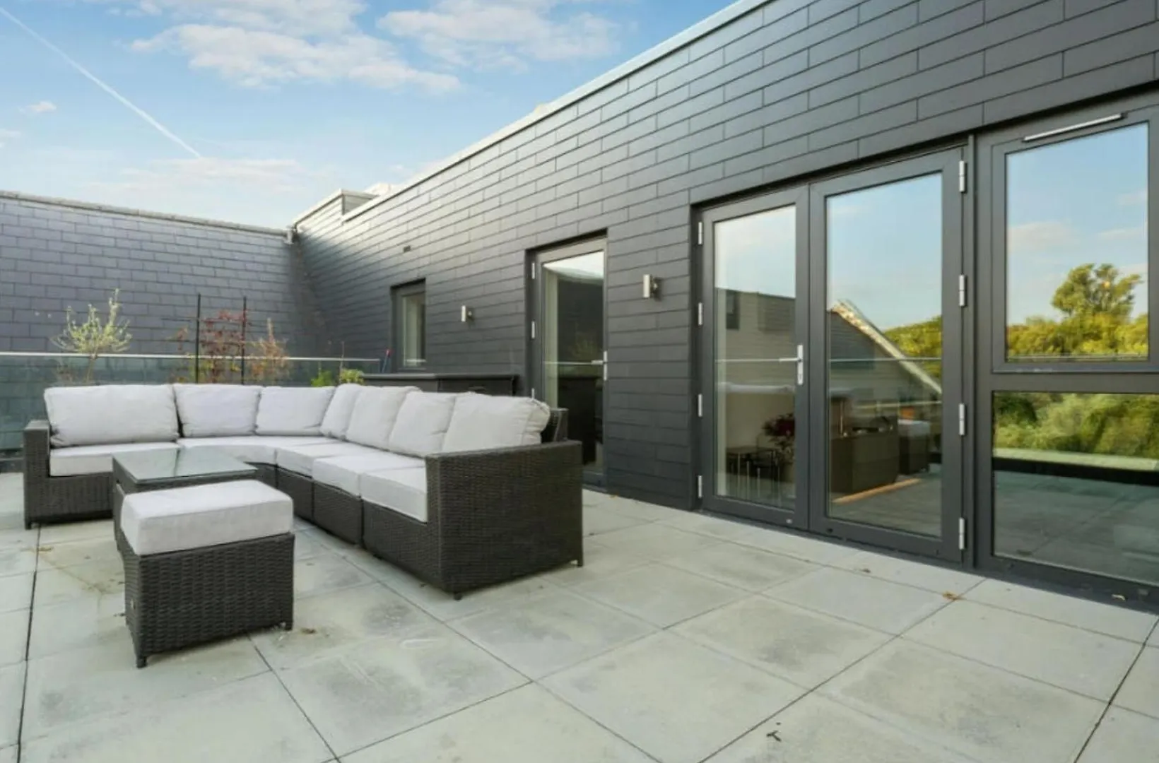 Serenity By The Water: 3 Bed 3 Bath West London - Parking Apartment