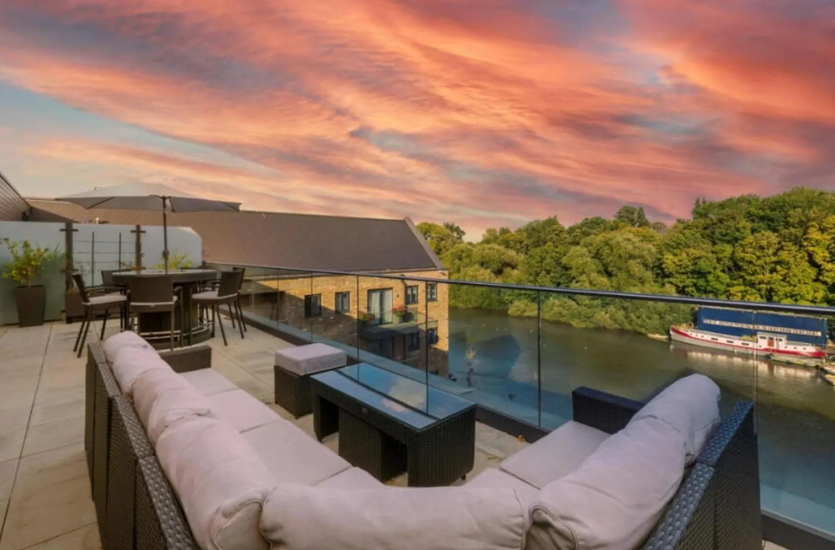 Serenity By The Water: 3 Bed 3 Bath West London - Parking location