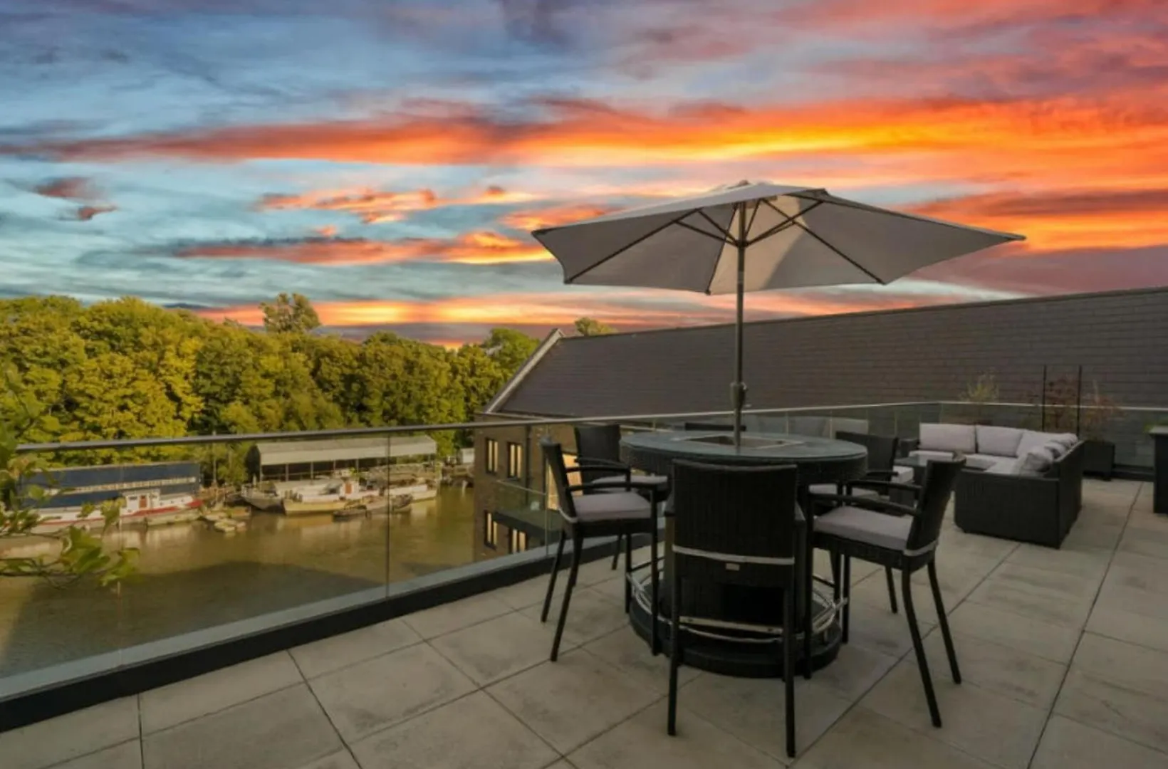 Serenity By The Water: 3 Bed 3 Bath West London - Parking