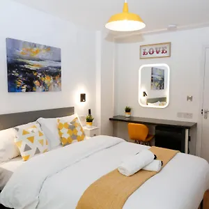 New Luxury In The Heart Of Next To Shops, Cafes, Bars & Metro With Shared Bathrooms Kwatera prywatna